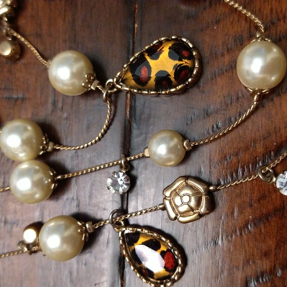 NWT Betsey Johnson 3 Layered Goldtone/Pearl Necklace, Goldtone Rose Medallions, - Picture 2 of 6